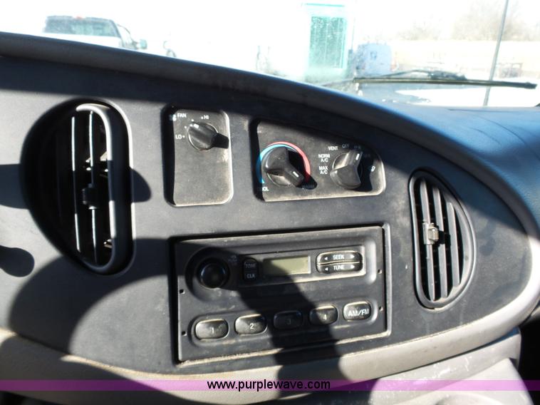 image for item L3657 2002 Ford Econoline E350 Super Duty van