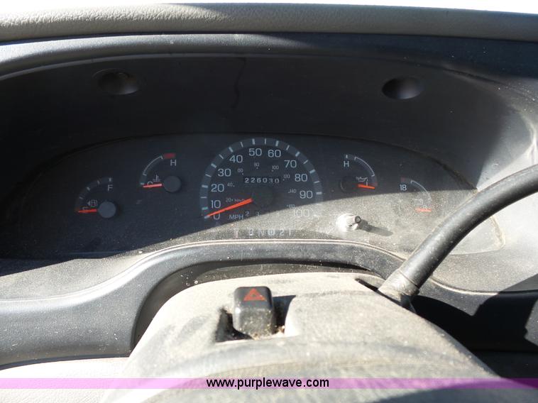 image for item L3657 2002 Ford Econoline E350 Super Duty van