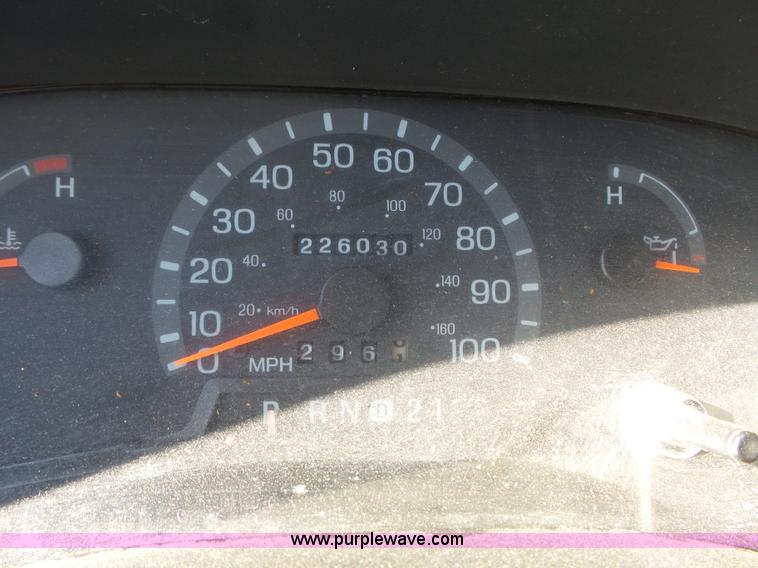 image for item L3657 2002 Ford Econoline E350 Super Duty van