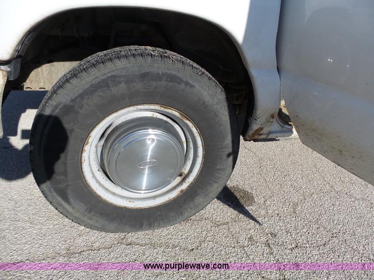 image for item L3657 2002 Ford Econoline E350 Super Duty van