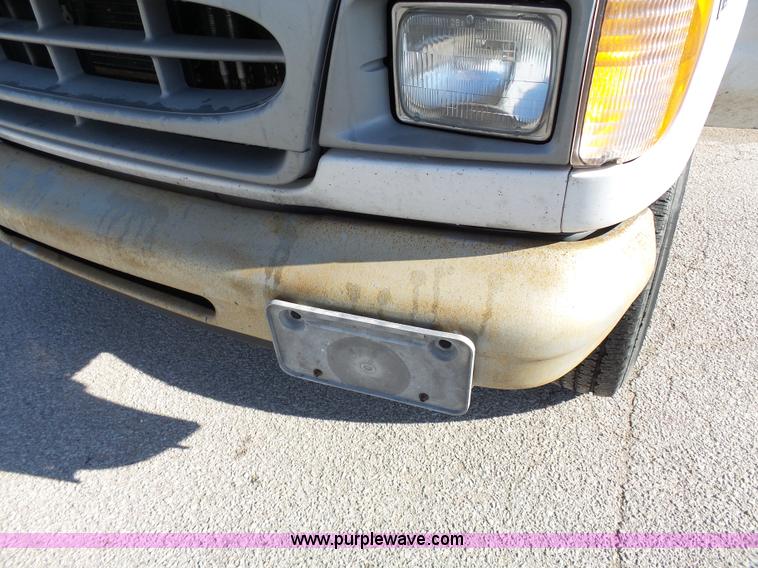 image for item L3657 2002 Ford Econoline E350 Super Duty van