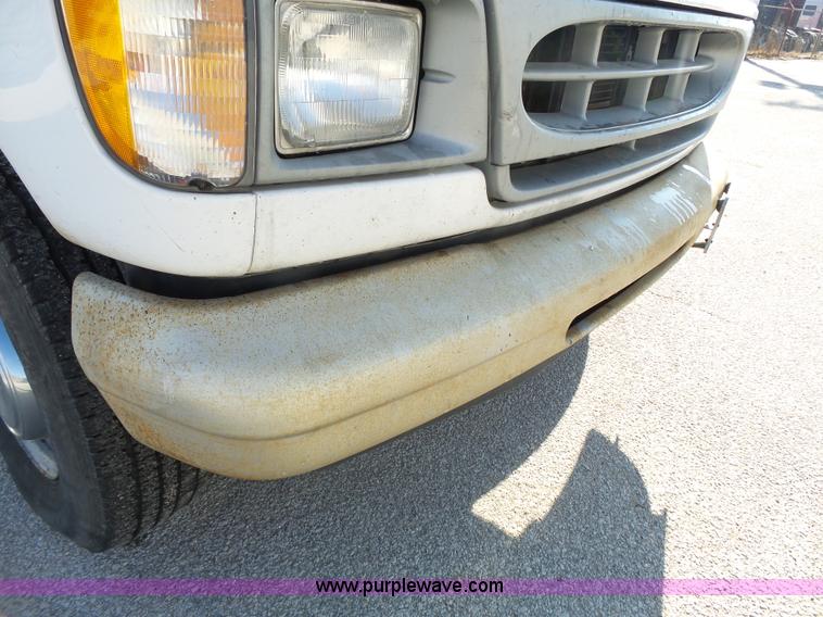 image for item L3657 2002 Ford Econoline E350 Super Duty van