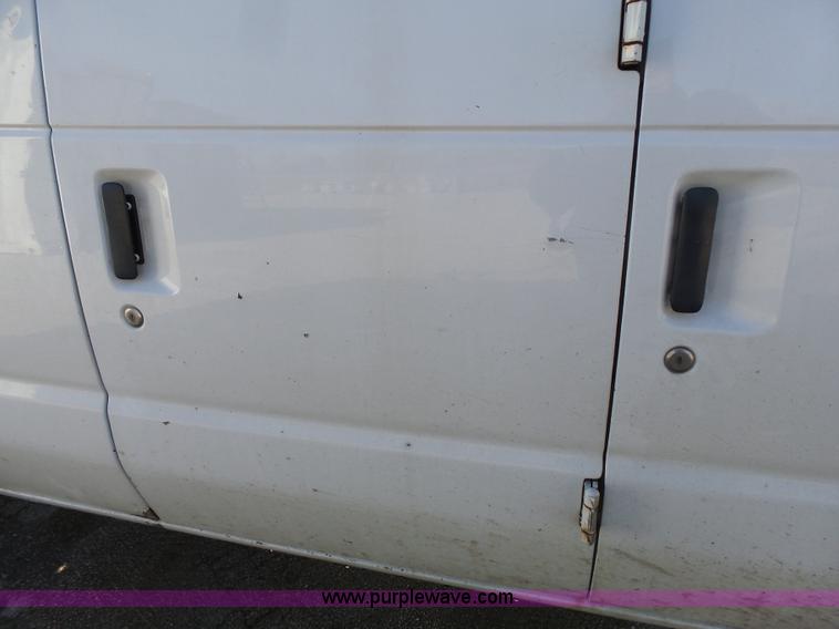 image for item L3657 2002 Ford Econoline E350 Super Duty van