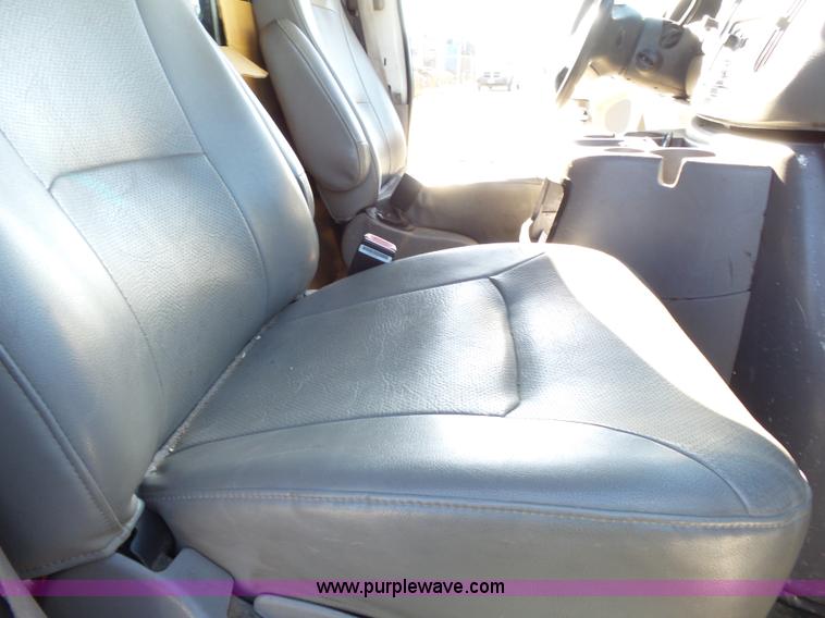 image for item L3657 2002 Ford Econoline E350 Super Duty van