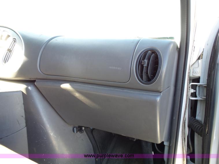 image for item L3657 2002 Ford Econoline E350 Super Duty van