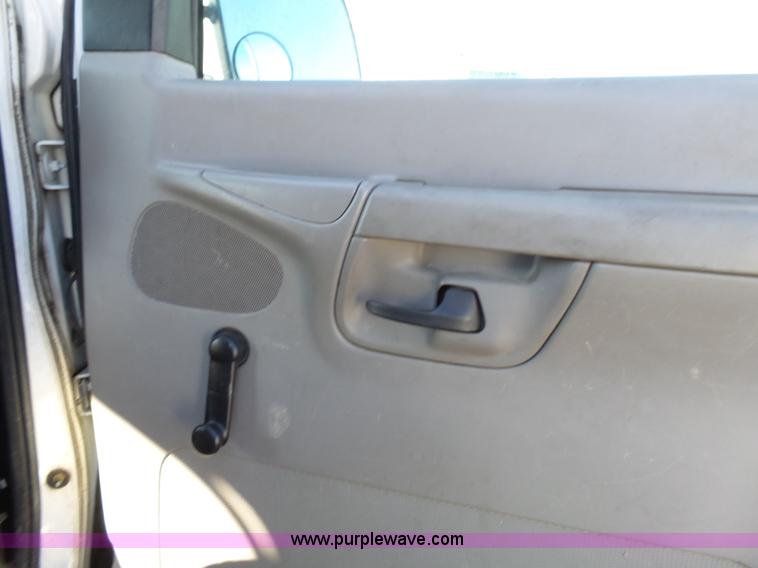 image for item L3657 2002 Ford Econoline E350 Super Duty van