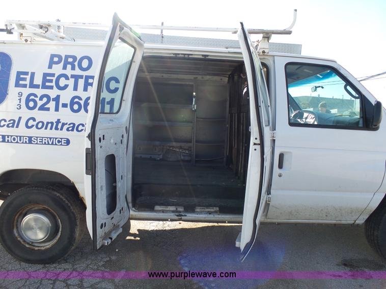 image for item L3657 2002 Ford Econoline E350 Super Duty van