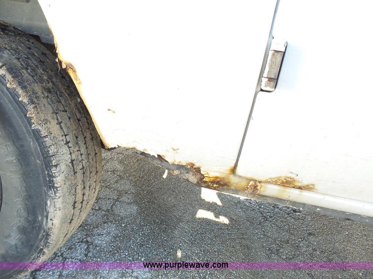 image for item L3657 2002 Ford Econoline E350 Super Duty van