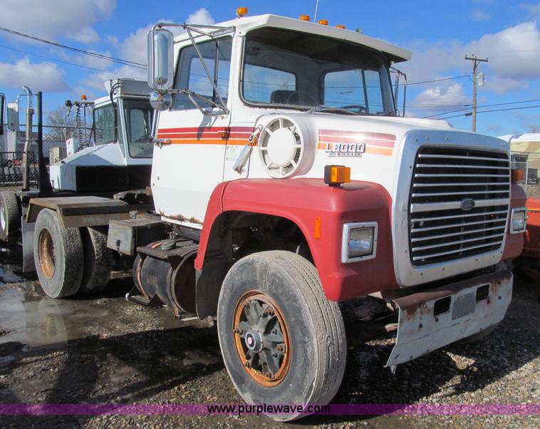 image for item L5517 1988 Ford LN8000 semi truck