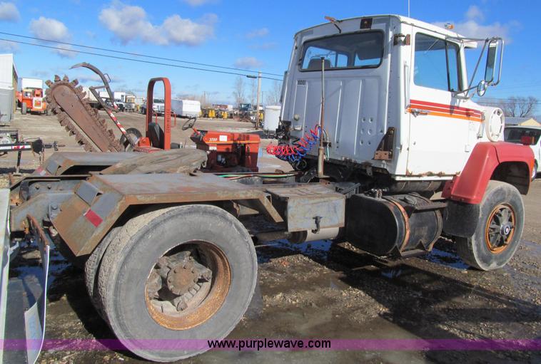 image for item L5517 1988 Ford LN8000 semi truck