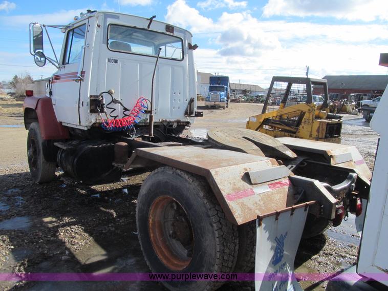 image for item L5517 1988 Ford LN8000 semi truck