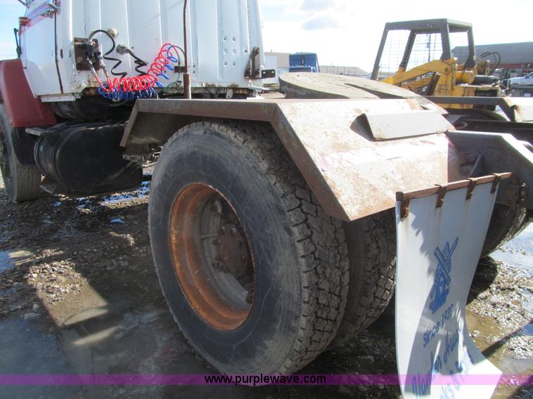 image for item L5517 1988 Ford LN8000 semi truck