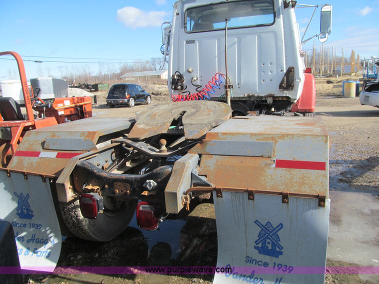 image for item L5517 1988 Ford LN8000 semi truck