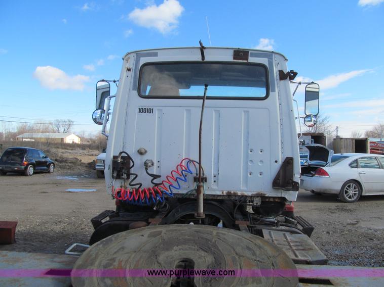 image for item L5517 1988 Ford LN8000 semi truck