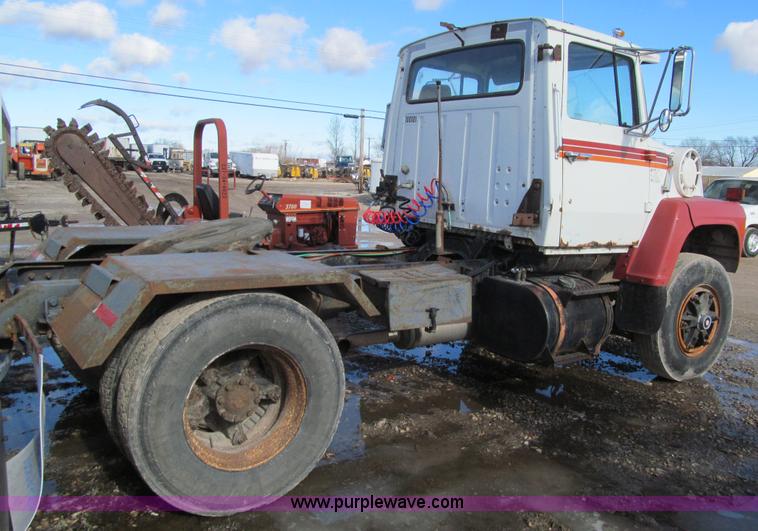 image for item L5517 1988 Ford LN8000 semi truck