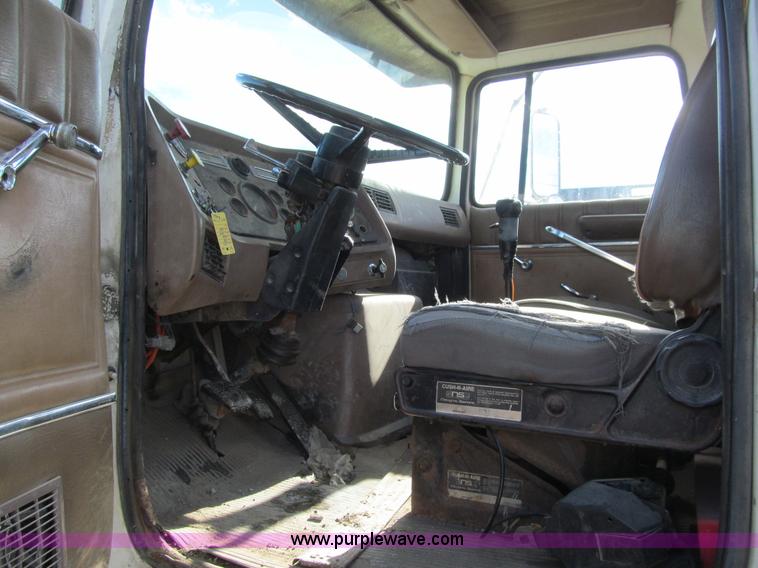 image for item L5517 1988 Ford LN8000 semi truck