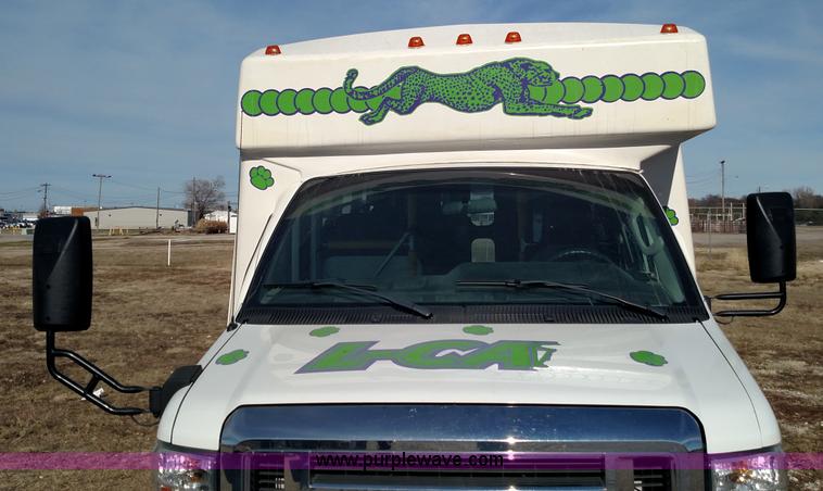 image for item L6089 2010 Ford 801 bus