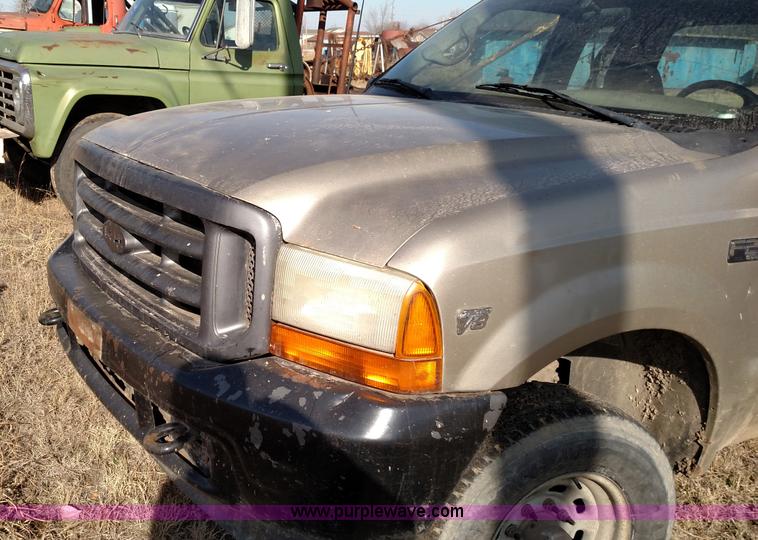 image for item L6109 2001 Ford F250 Super Duty SuperCab pickup truck