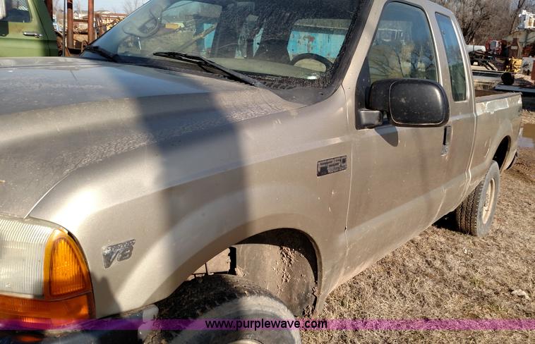 image for item L6109 2001 Ford F250 Super Duty SuperCab pickup truck