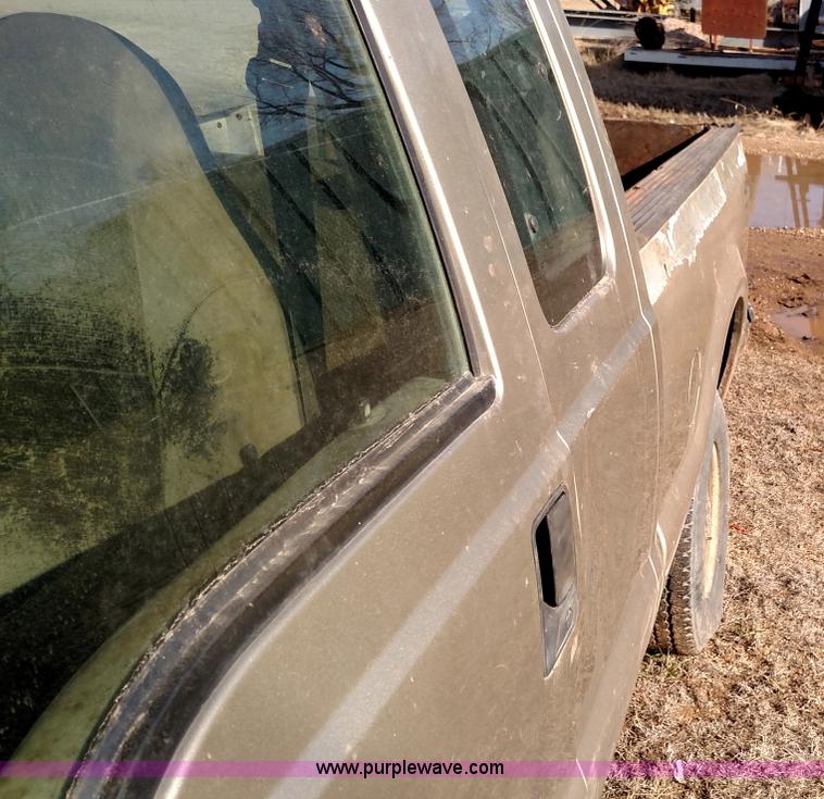 image for item L6109 2001 Ford F250 Super Duty SuperCab pickup truck