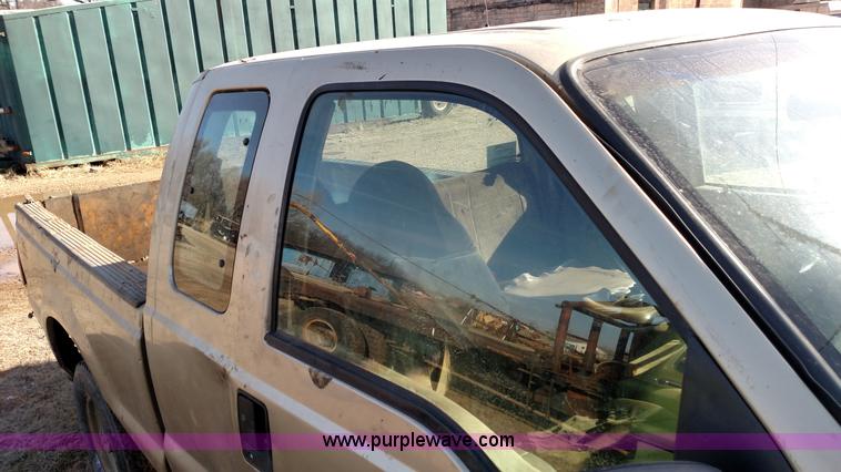 image for item L6109 2001 Ford F250 Super Duty SuperCab pickup truck