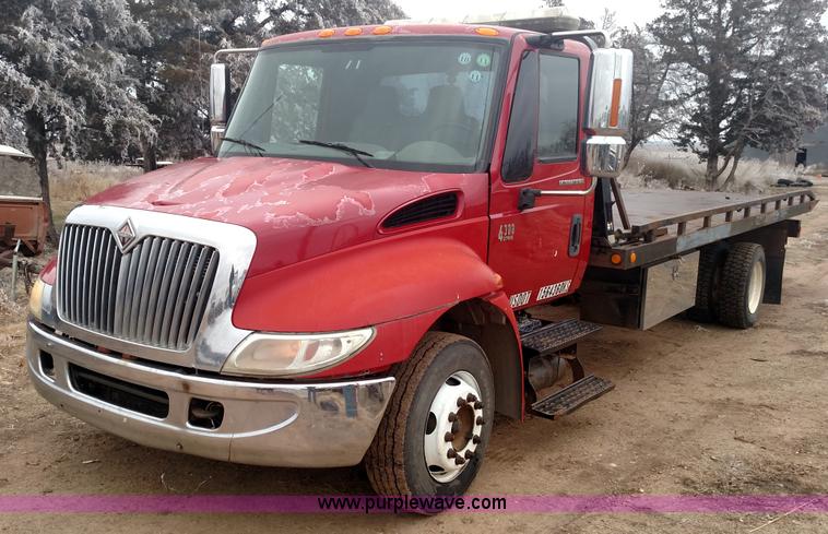 image for item L6112 2004 International DuraStar 4300 rollback truck