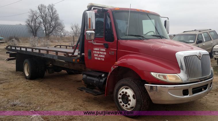 image for item L6112 2004 International DuraStar 4300 rollback truck