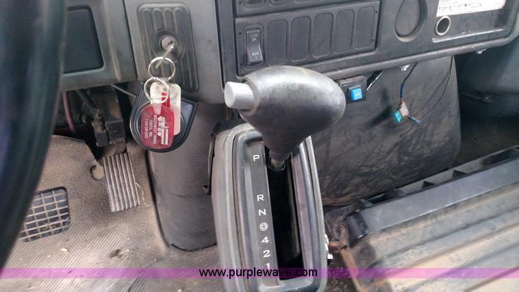 image for item L6112 2004 International DuraStar 4300 rollback truck