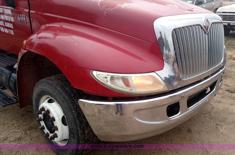 image for item L6112 2004 International DuraStar 4300 rollback truck