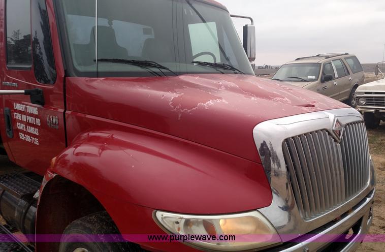 image for item L6112 2004 International DuraStar 4300 rollback truck