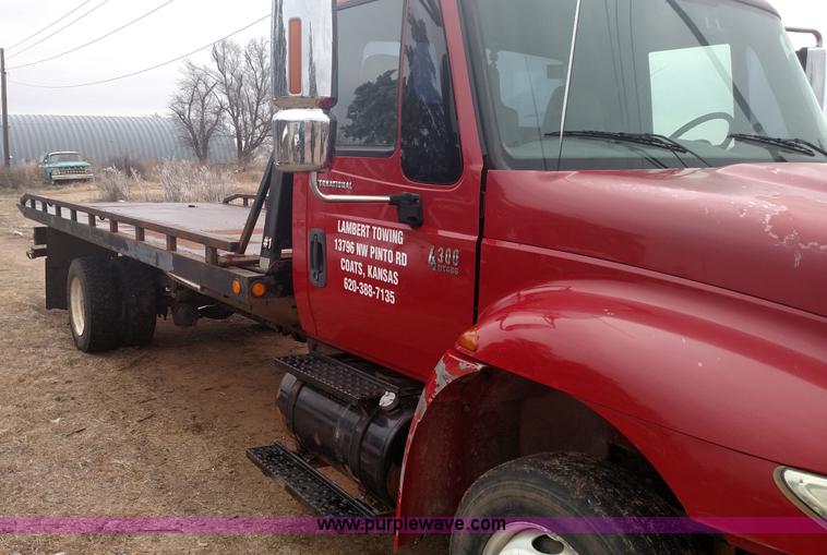 image for item L6112 2004 International DuraStar 4300 rollback truck