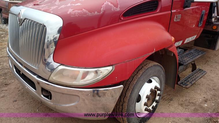 image for item L6112 2004 International DuraStar 4300 rollback truck