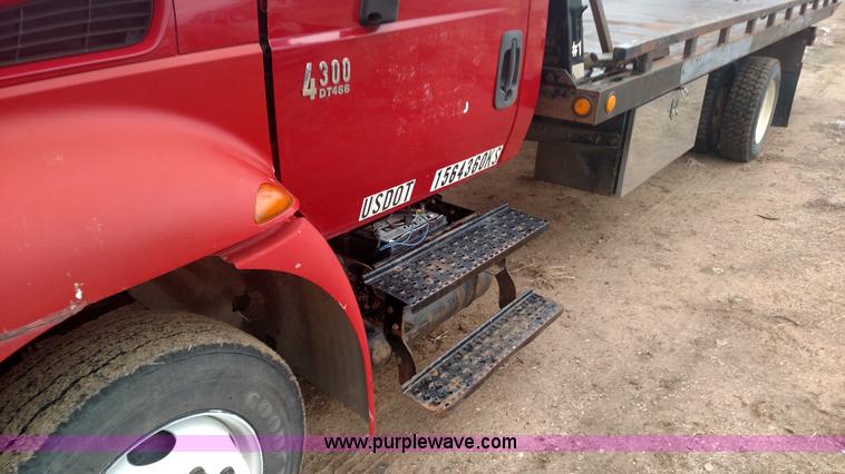 image for item L6112 2004 International DuraStar 4300 rollback truck