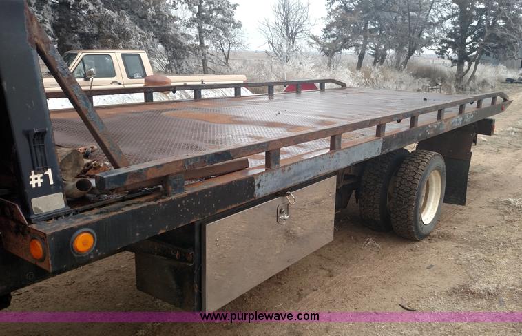 image for item L6112 2004 International DuraStar 4300 rollback truck