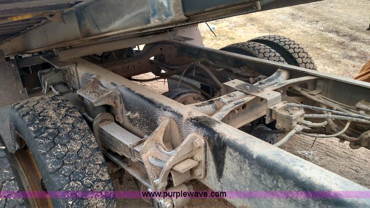 image for item L6112 2004 International DuraStar 4300 rollback truck