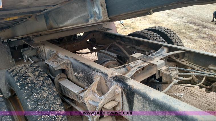 image for item L6112 2004 International DuraStar 4300 rollback truck