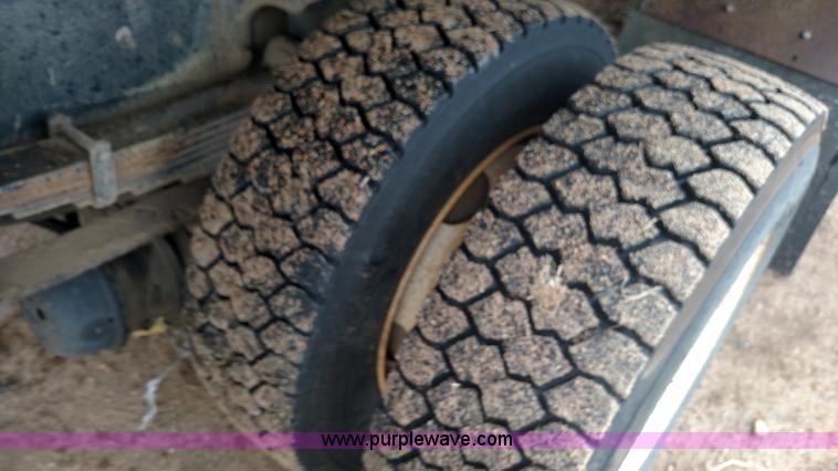 image for item L6112 2004 International DuraStar 4300 rollback truck