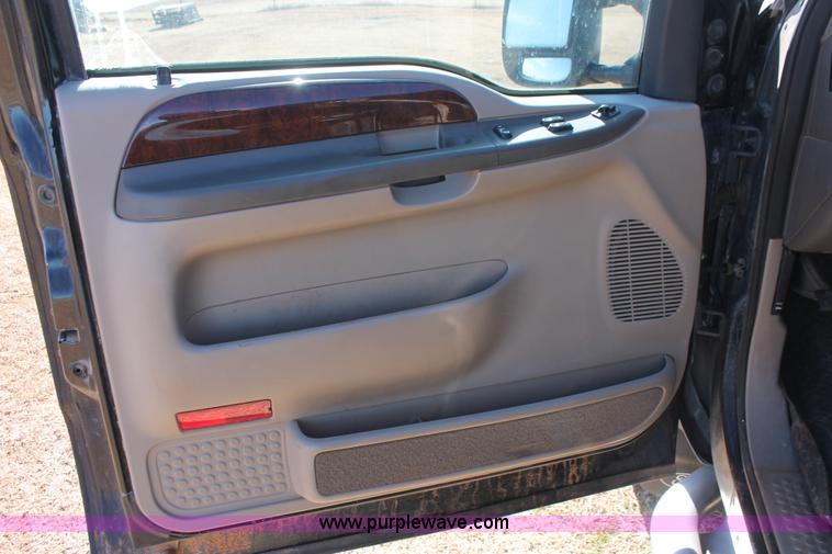 image for item L6785 2003 Ford F250 Super Duty Lariat SuperCab pickup truck