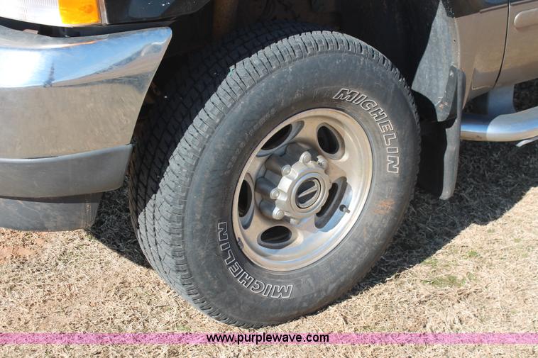 image for item L6785 2003 Ford F250 Super Duty Lariat SuperCab pickup truck