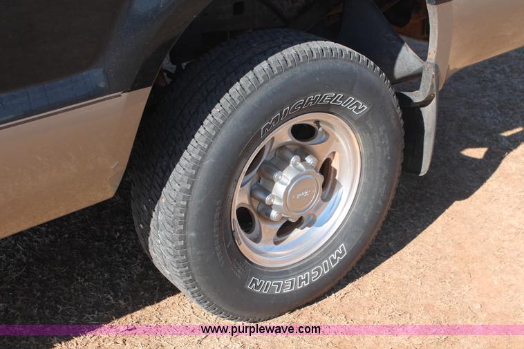 image for item L6785 2003 Ford F250 Super Duty Lariat SuperCab pickup truck