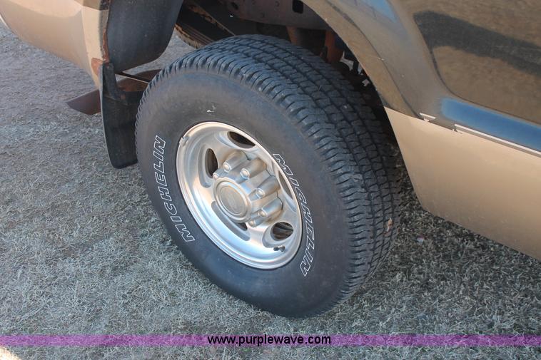 image for item L6785 2003 Ford F250 Super Duty Lariat SuperCab pickup truck