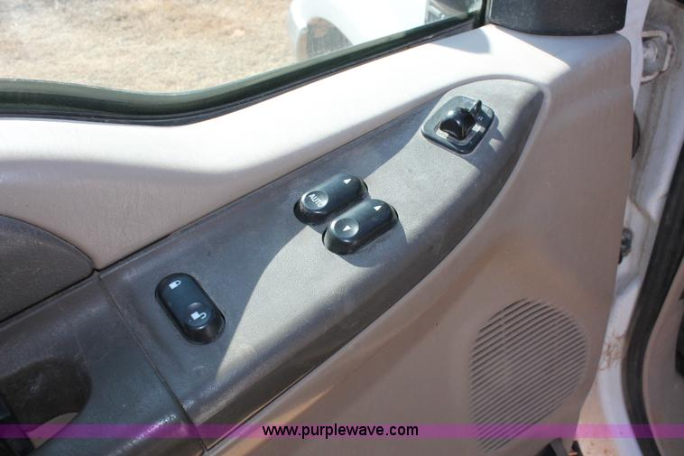 image for item L6786 2002 Ford F350 Super Duty XLT flatbed pickup truck