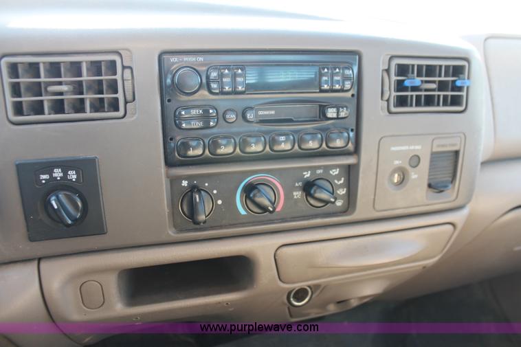 image for item L6786 2002 Ford F350 Super Duty XLT flatbed pickup truck