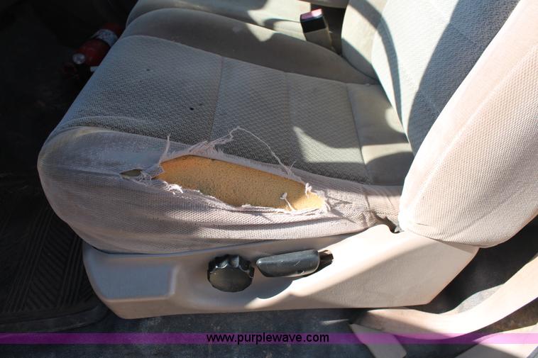 image for item L6786 2002 Ford F350 Super Duty XLT flatbed pickup truck