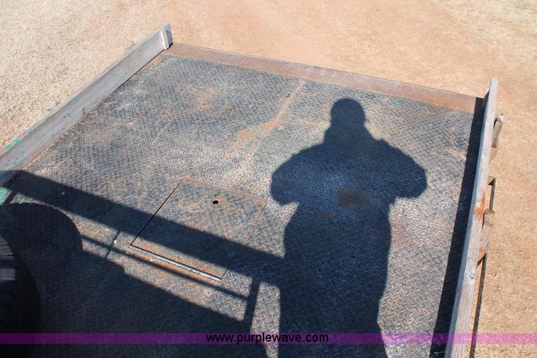 image for item L6786 2002 Ford F350 Super Duty XLT flatbed pickup truck