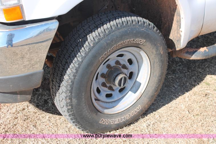 image for item L6786 2002 Ford F350 Super Duty XLT flatbed pickup truck