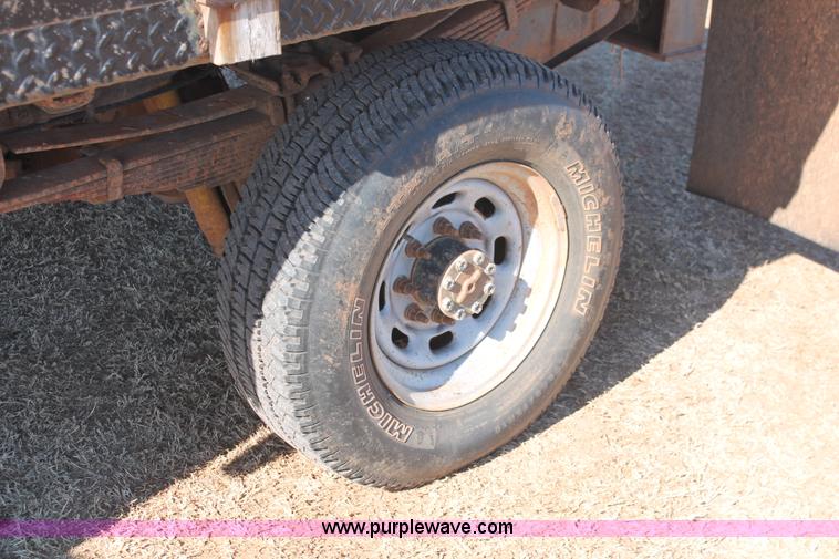 image for item L6786 2002 Ford F350 Super Duty XLT flatbed pickup truck