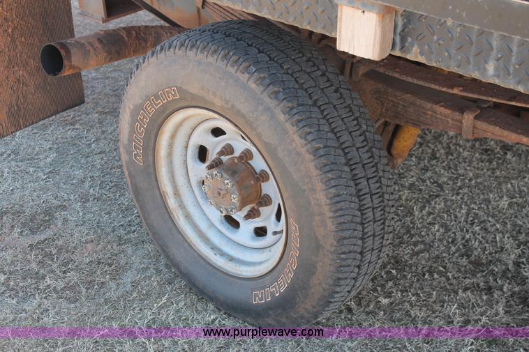 image for item L6786 2002 Ford F350 Super Duty XLT flatbed pickup truck