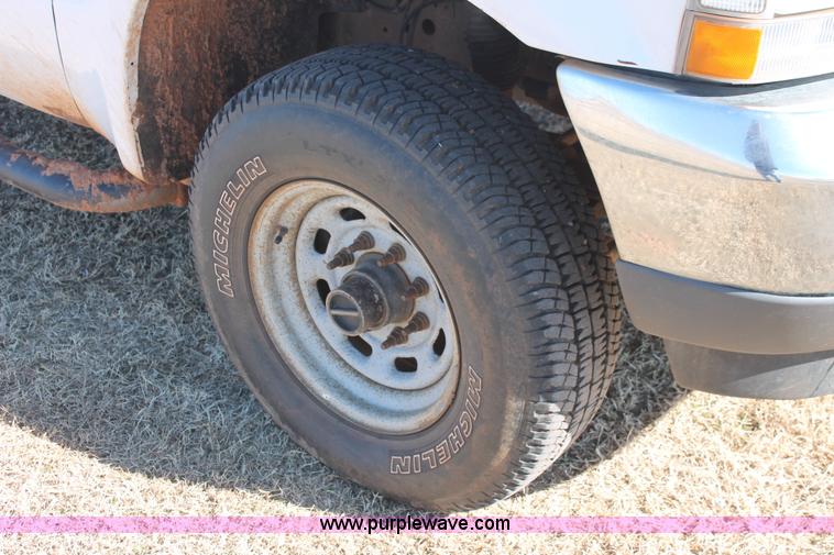 image for item L6786 2002 Ford F350 Super Duty XLT flatbed pickup truck