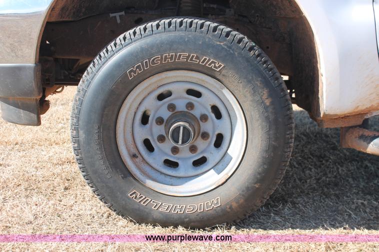 image for item L6786 2002 Ford F350 Super Duty XLT flatbed pickup truck